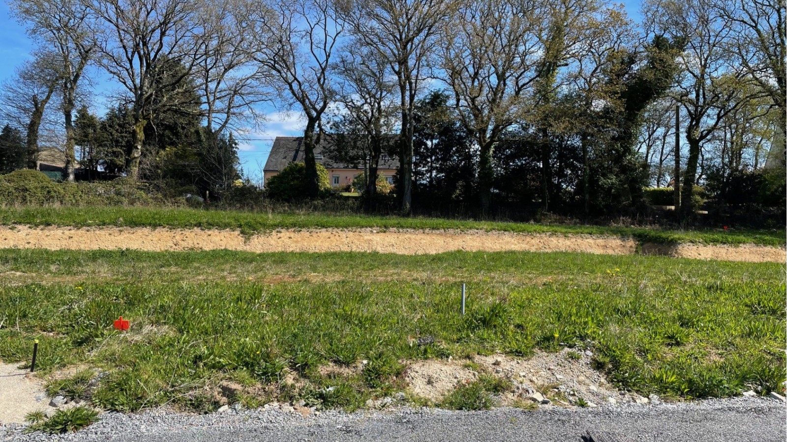 Terrain constructible de 307m2 à Brandérion
