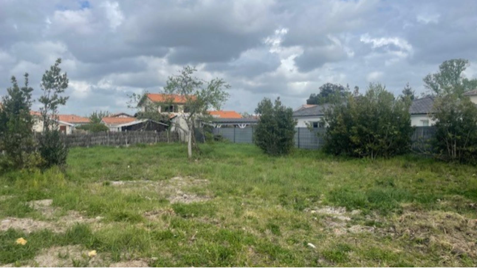 Terrain constructible de 550m2 à Sainte-Hélène