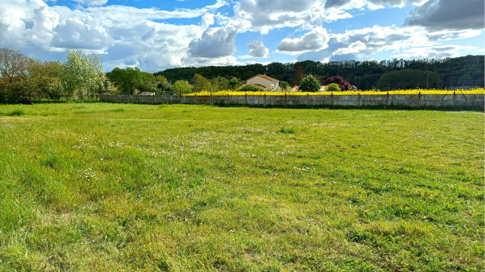 Terrain constructible de 1300m2 à Bonnes