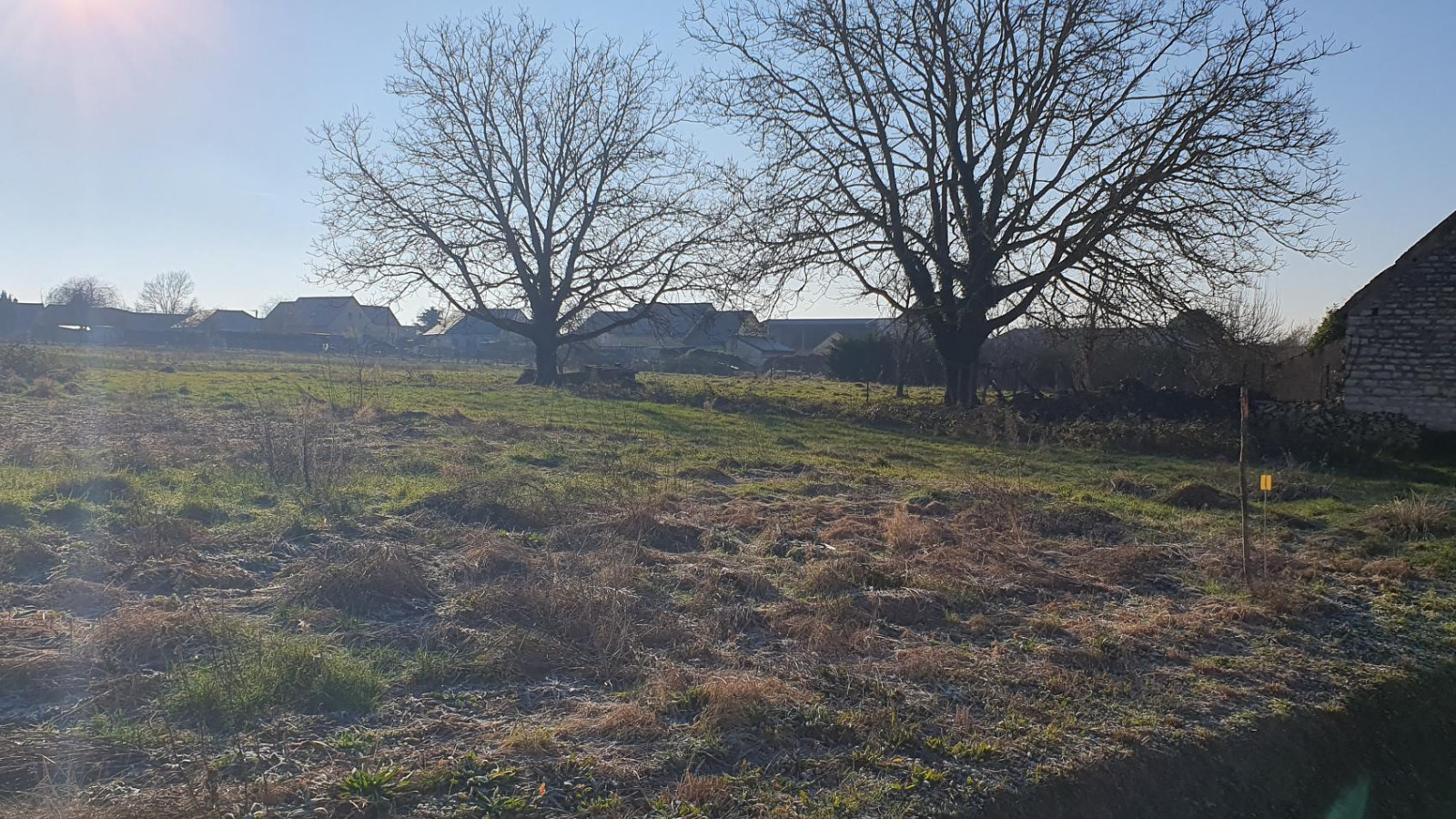 Terrain constructible de 1072m2 à Corberon