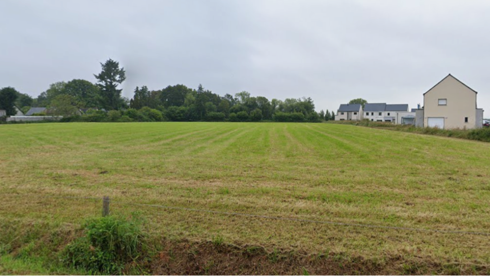 Terrain constructible de 357m2 à Bovel