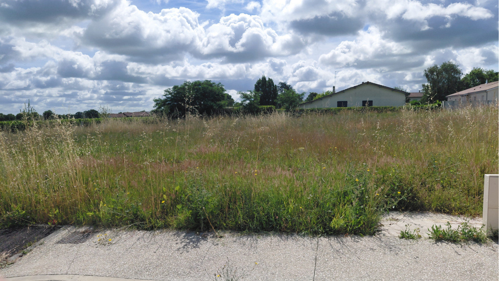 Terrain constructible de 773m2 à Saint-Germain-du-Puch