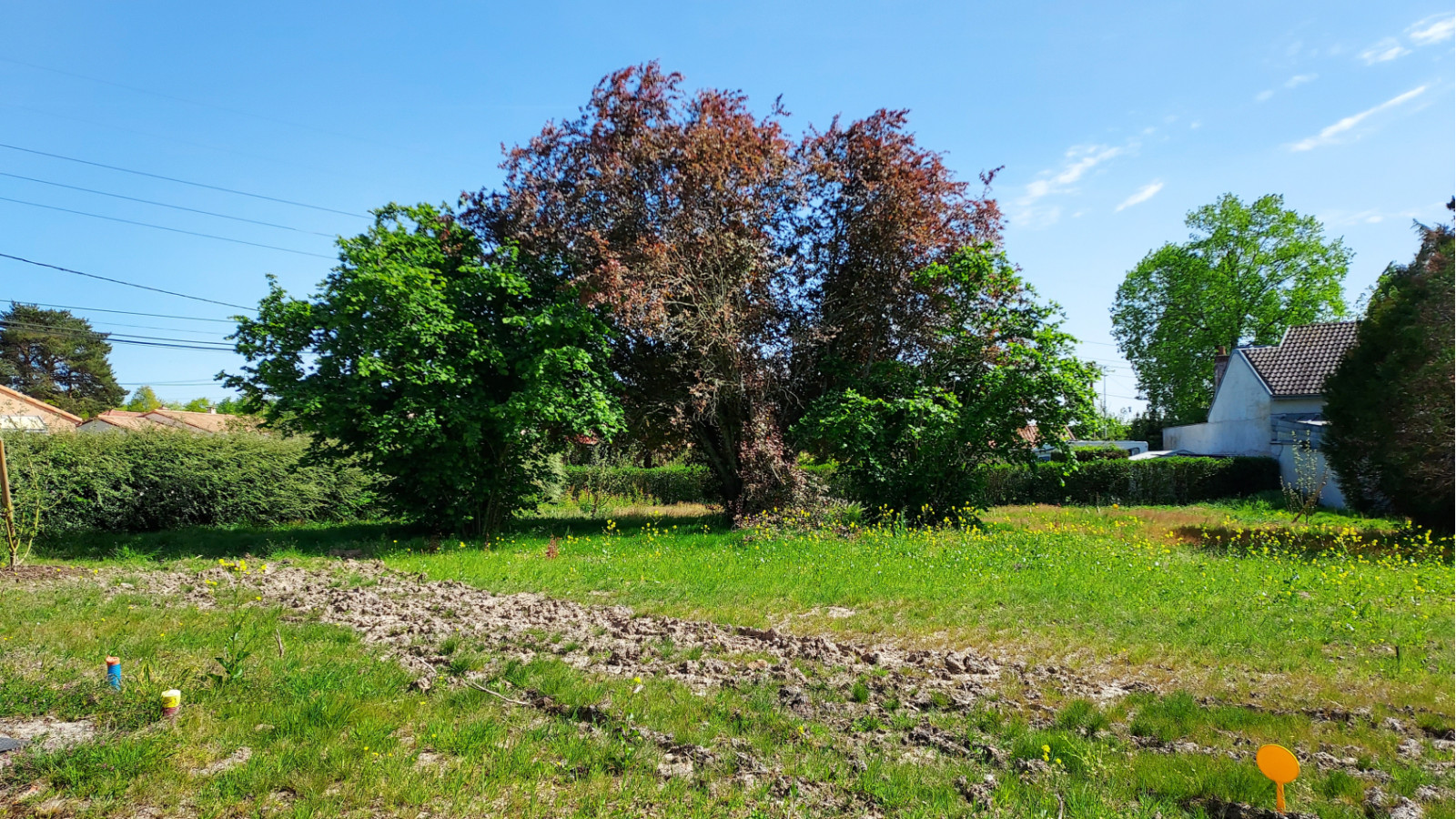 Terrain constructible de 467m2 à Les Touches