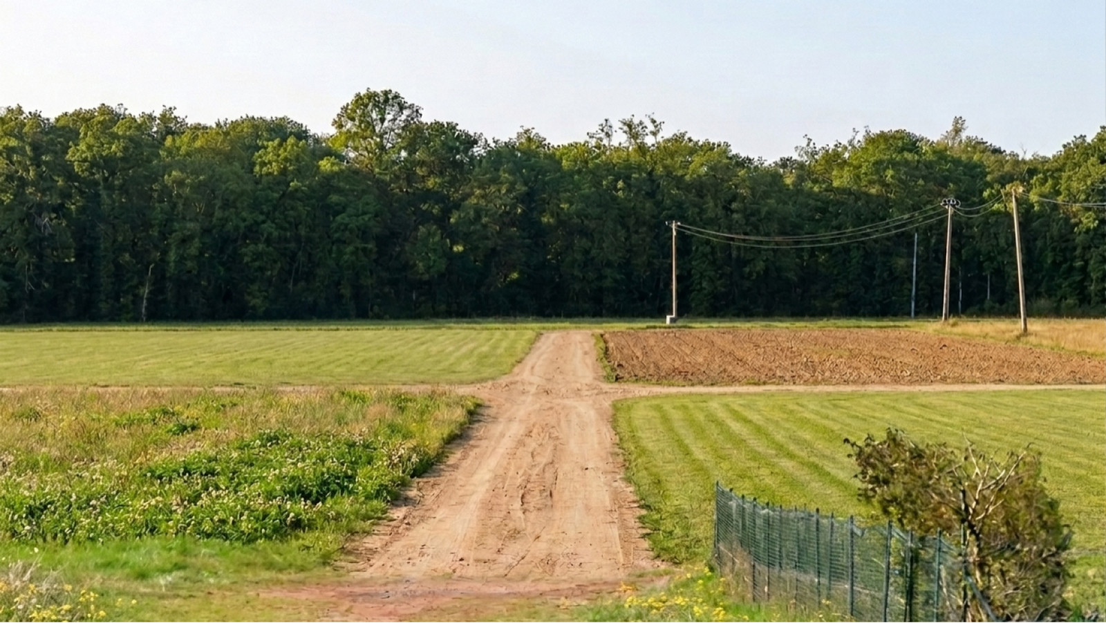 Terrain constructible de 845m2 à Onard