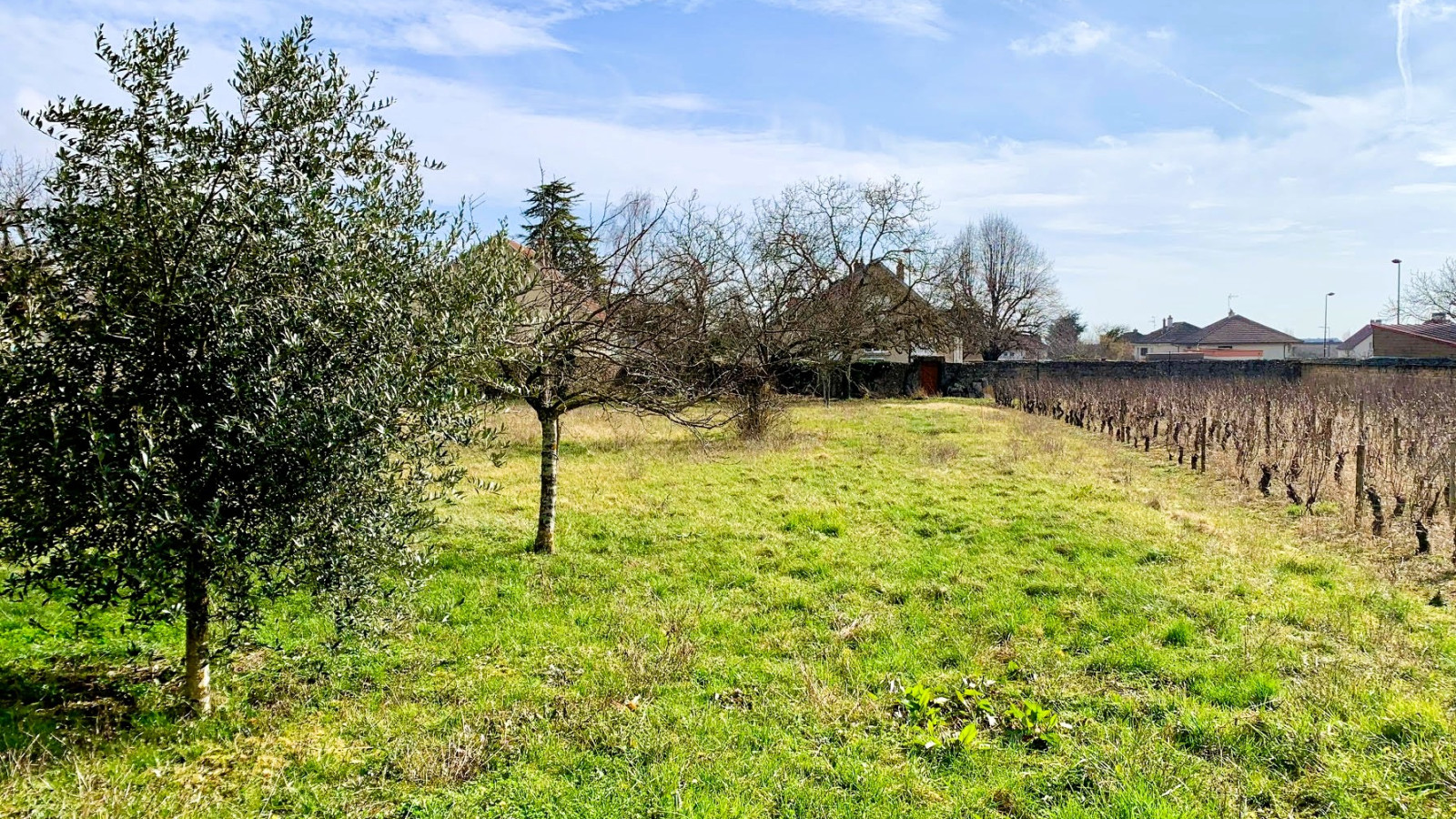 Terrain constructible de 1256m2 à Brochon