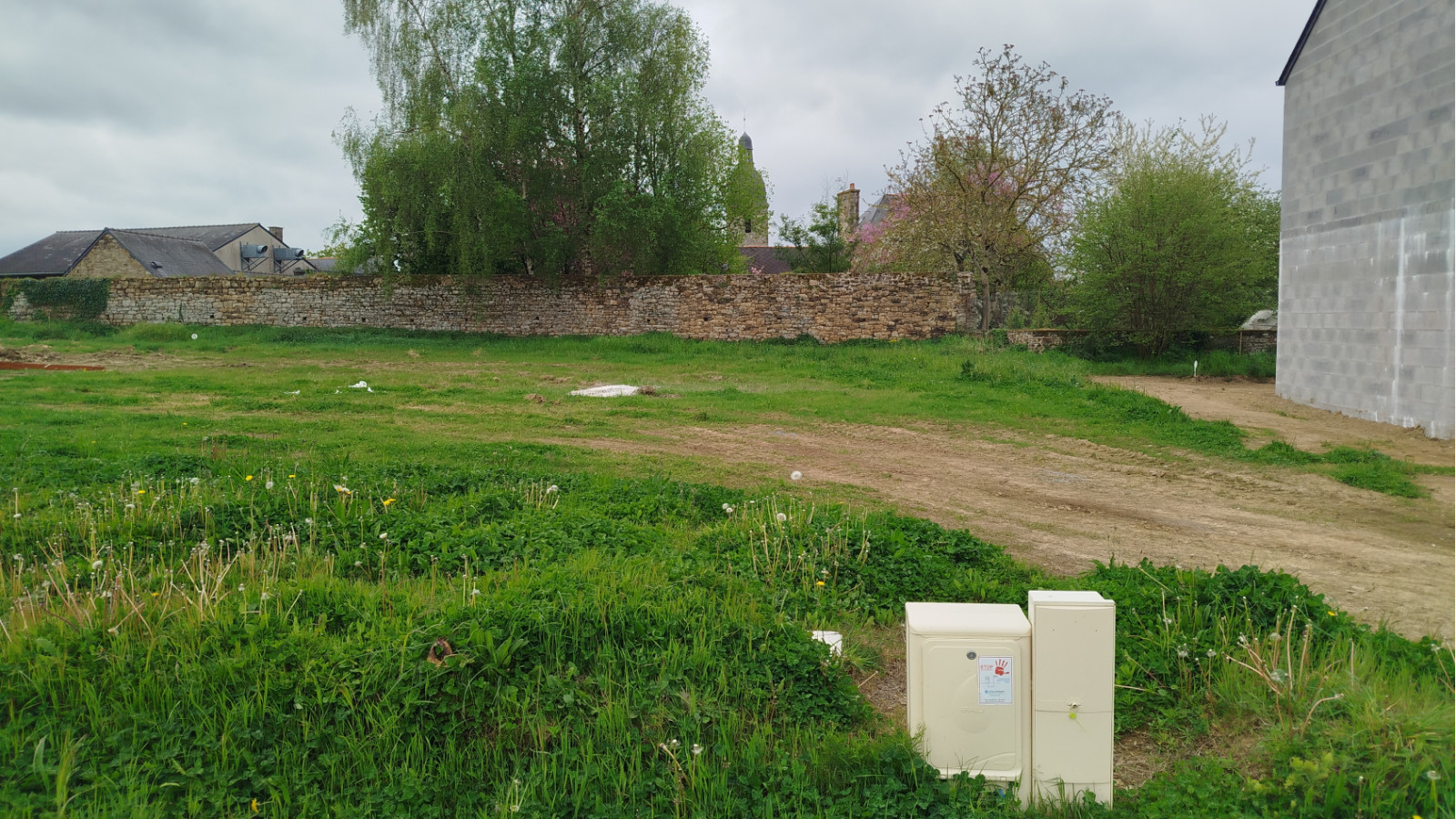 Terrain constructible de 313m2 à Dourdain