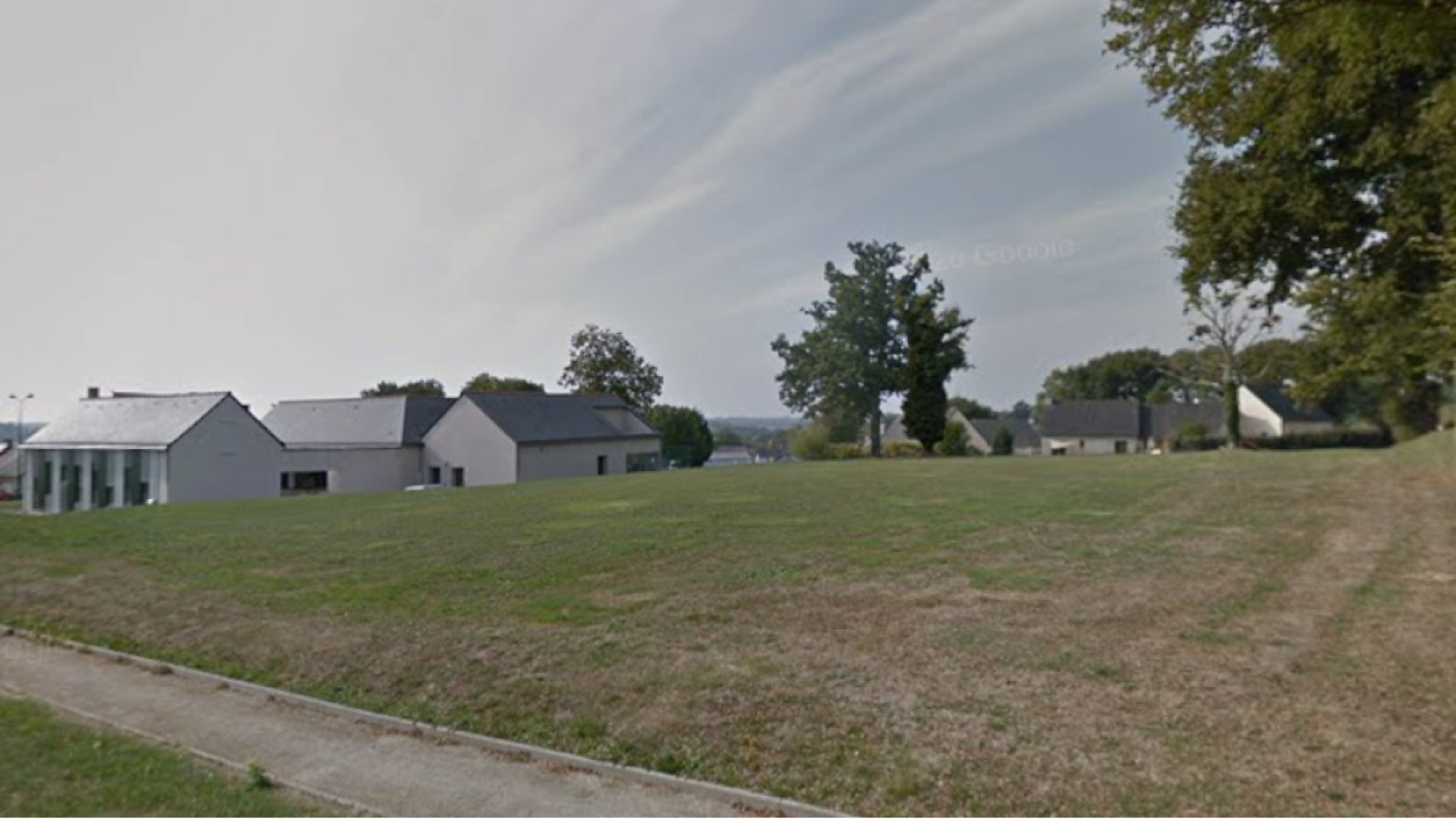 Terrain constructible de 340m2 à Dourdain