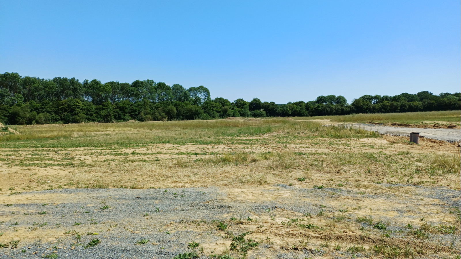 Terrain constructible de 393m2 à Moutiers-les-Mauxfaits