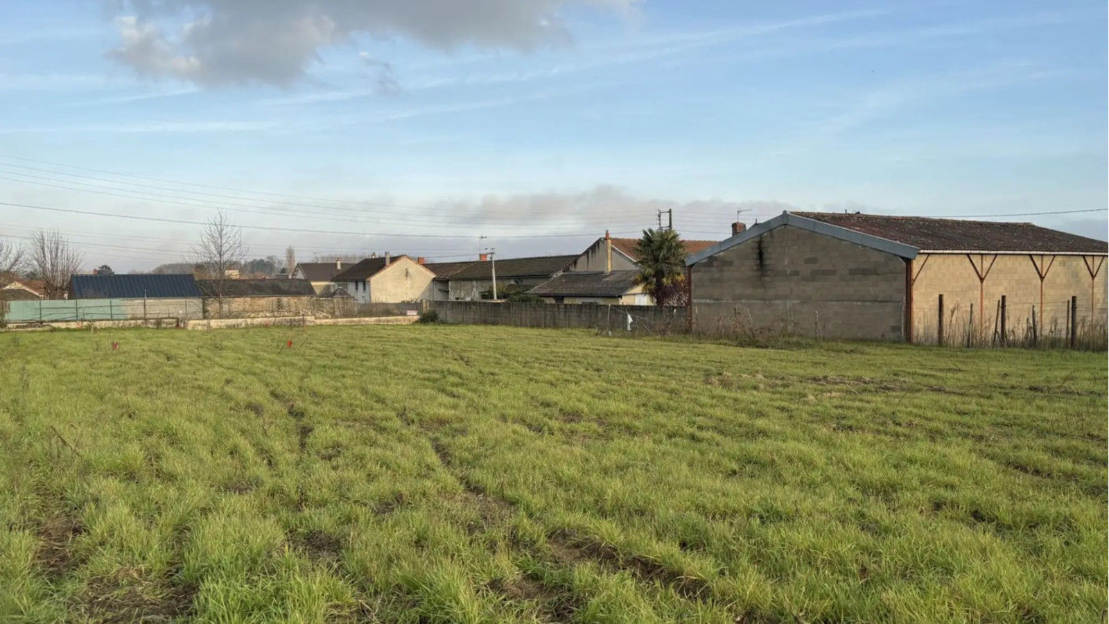 Terrain constructible de 1296m2 à Lencloître