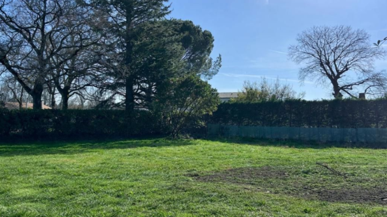 Terrain constructible de 730m2 à Tosse