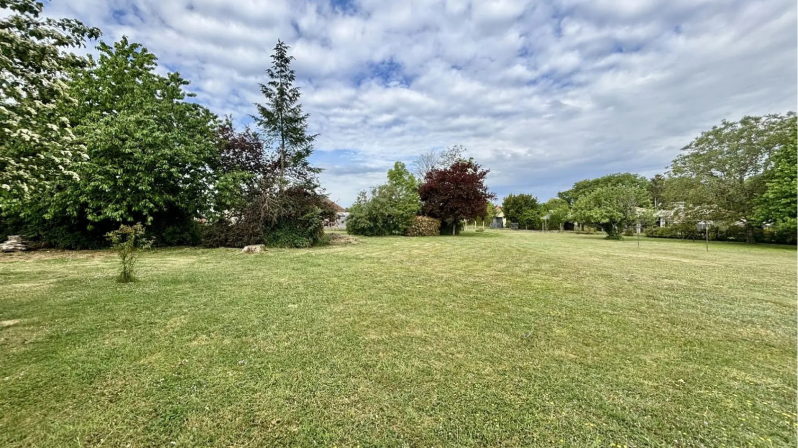 Terrain constructible de 1285m2 à Montamisé