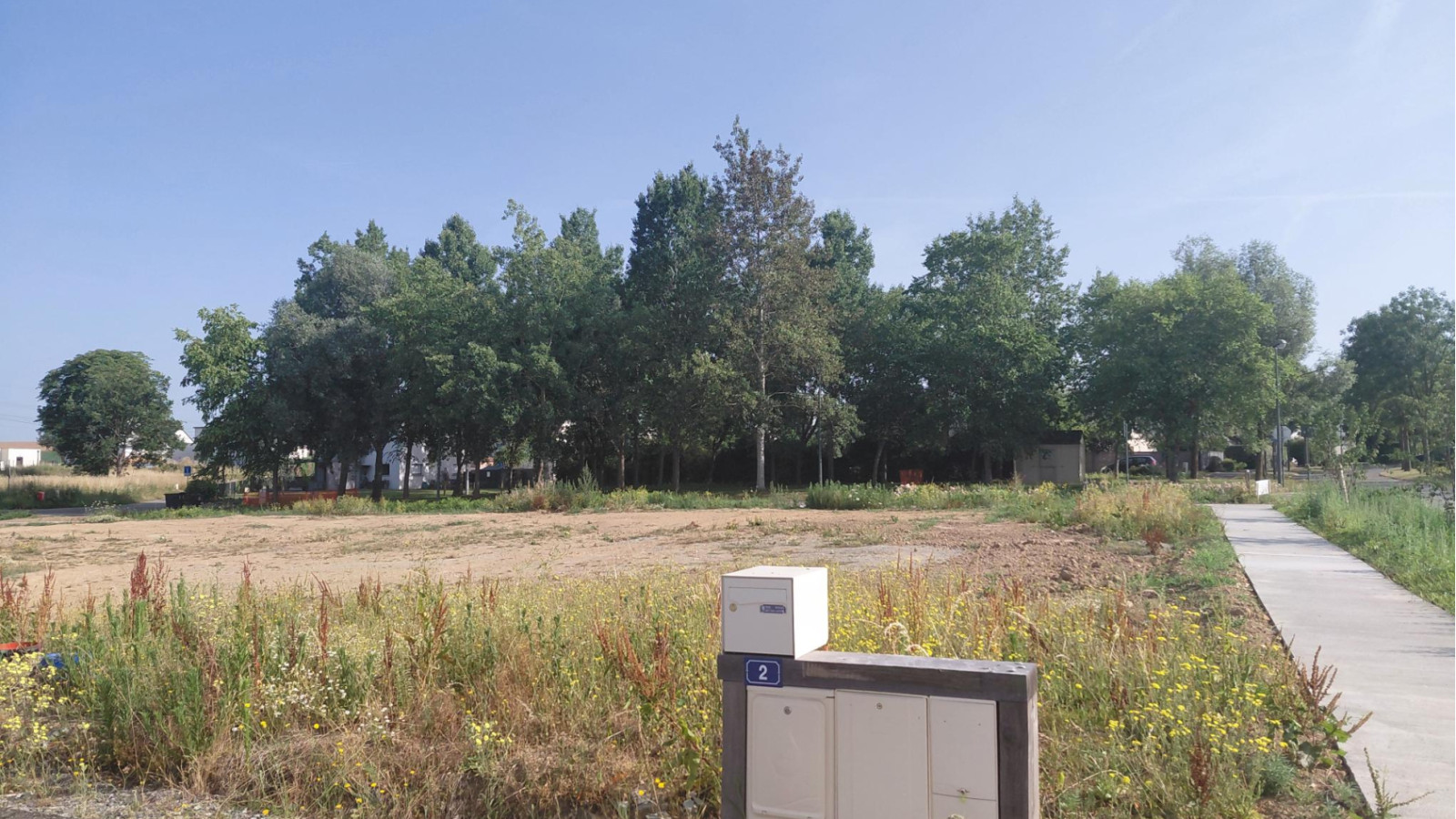 Terrain constructible de 395m2 à Longaulnay