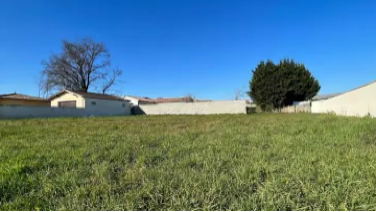 Terrain constructible de 413m2 à Salles