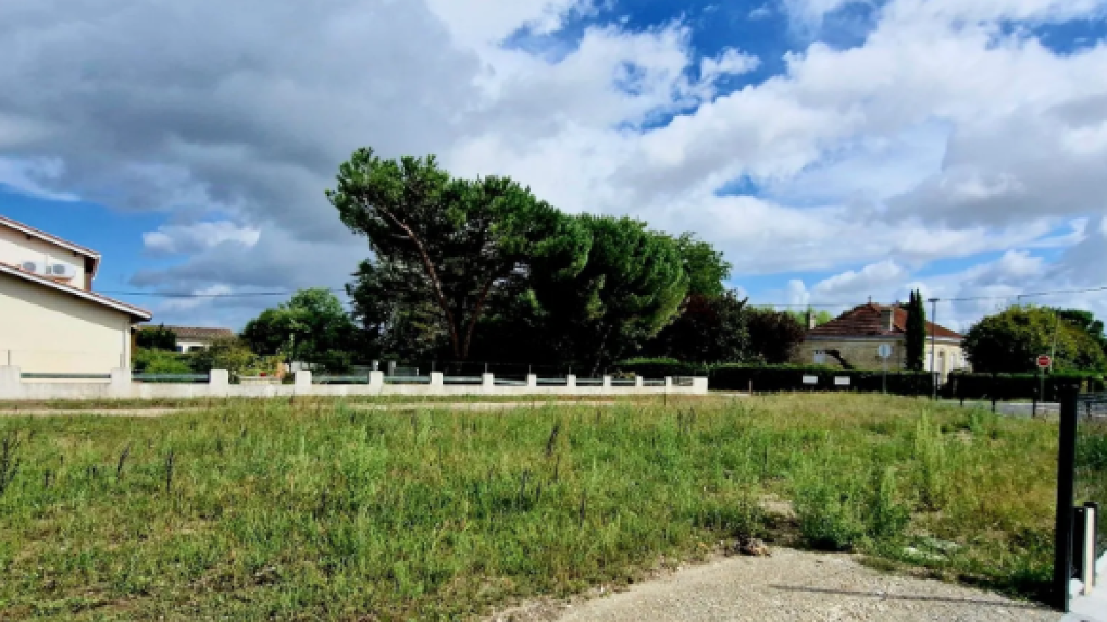 Terrain constructible de 411m2 à Salles