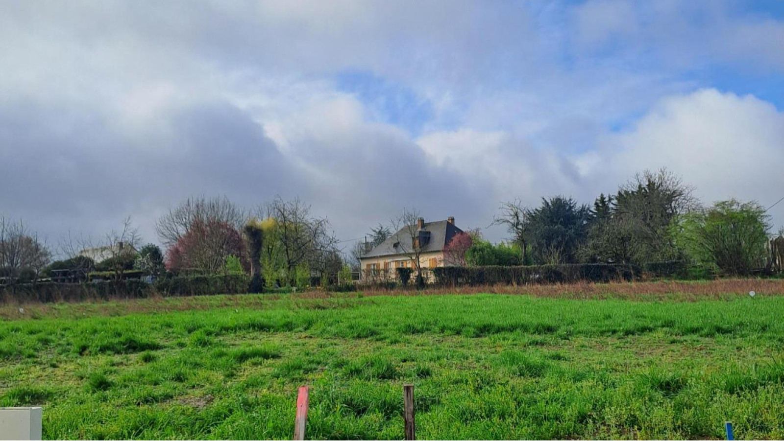 Terrain constructible de 391m2 à Feneu