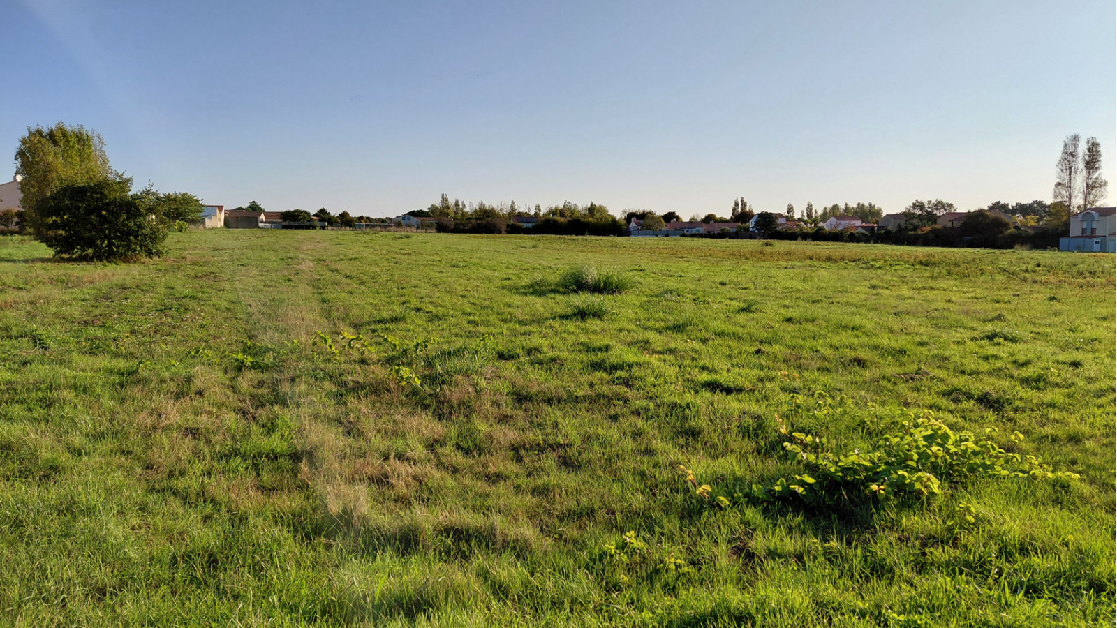 Terrain constructible de 327m2 à Longeville-sur-Mer