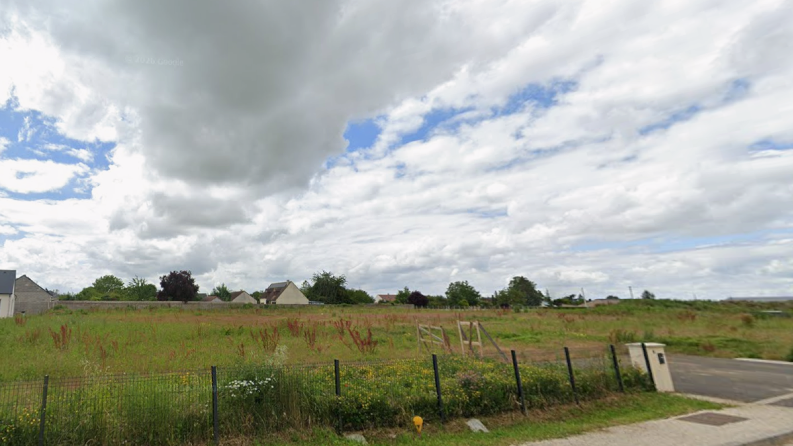 Terrain constructible de 933m2 à Terminiers