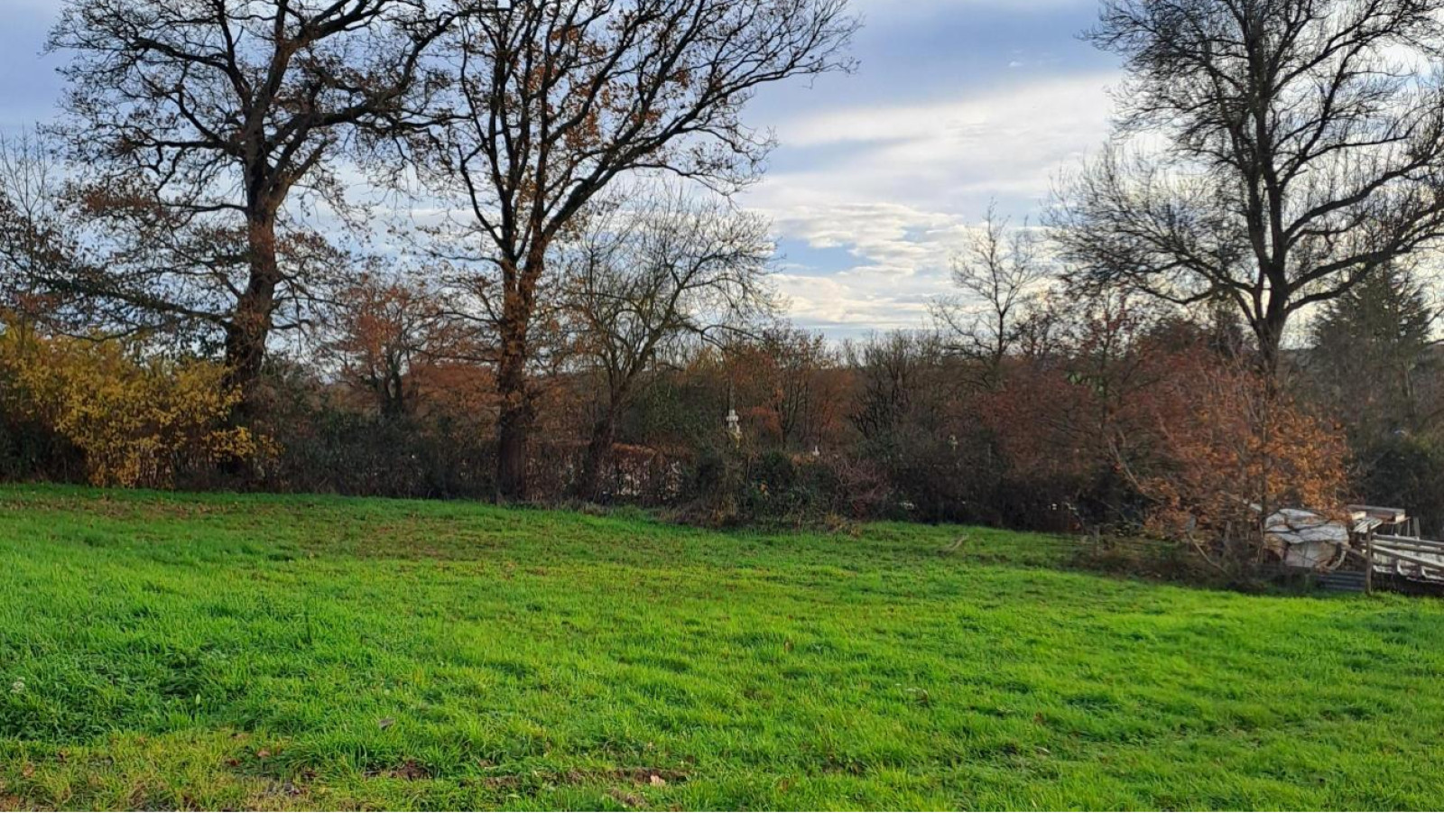 Terrain constructible de 350m2 à Val d'Erdre-Auxence