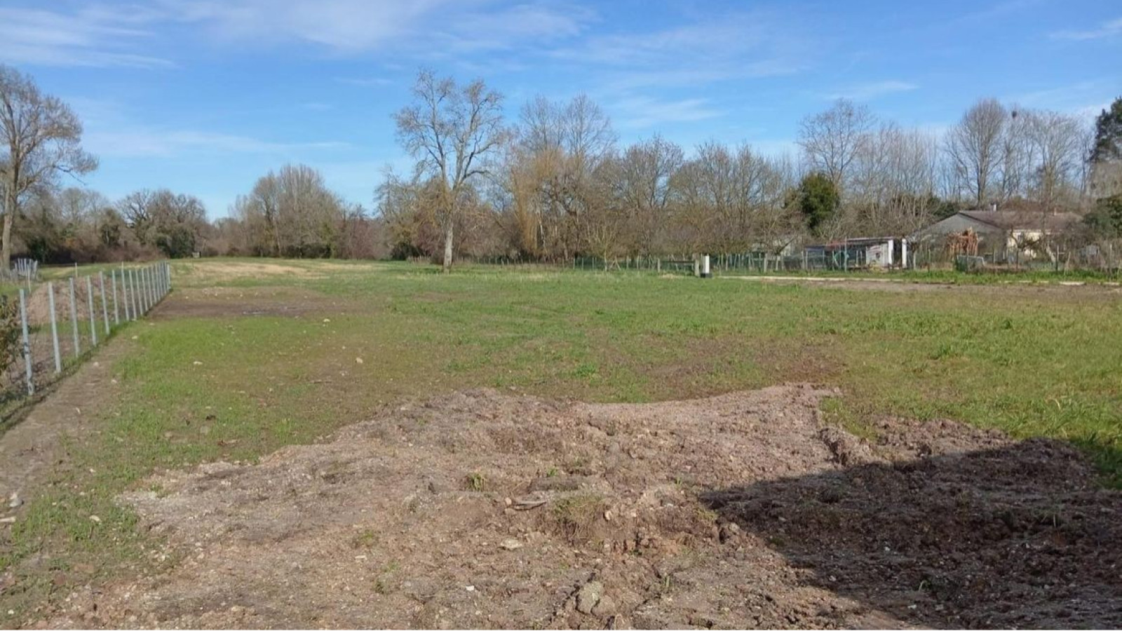 Terrain constructible de 1270m2 à Étauliers