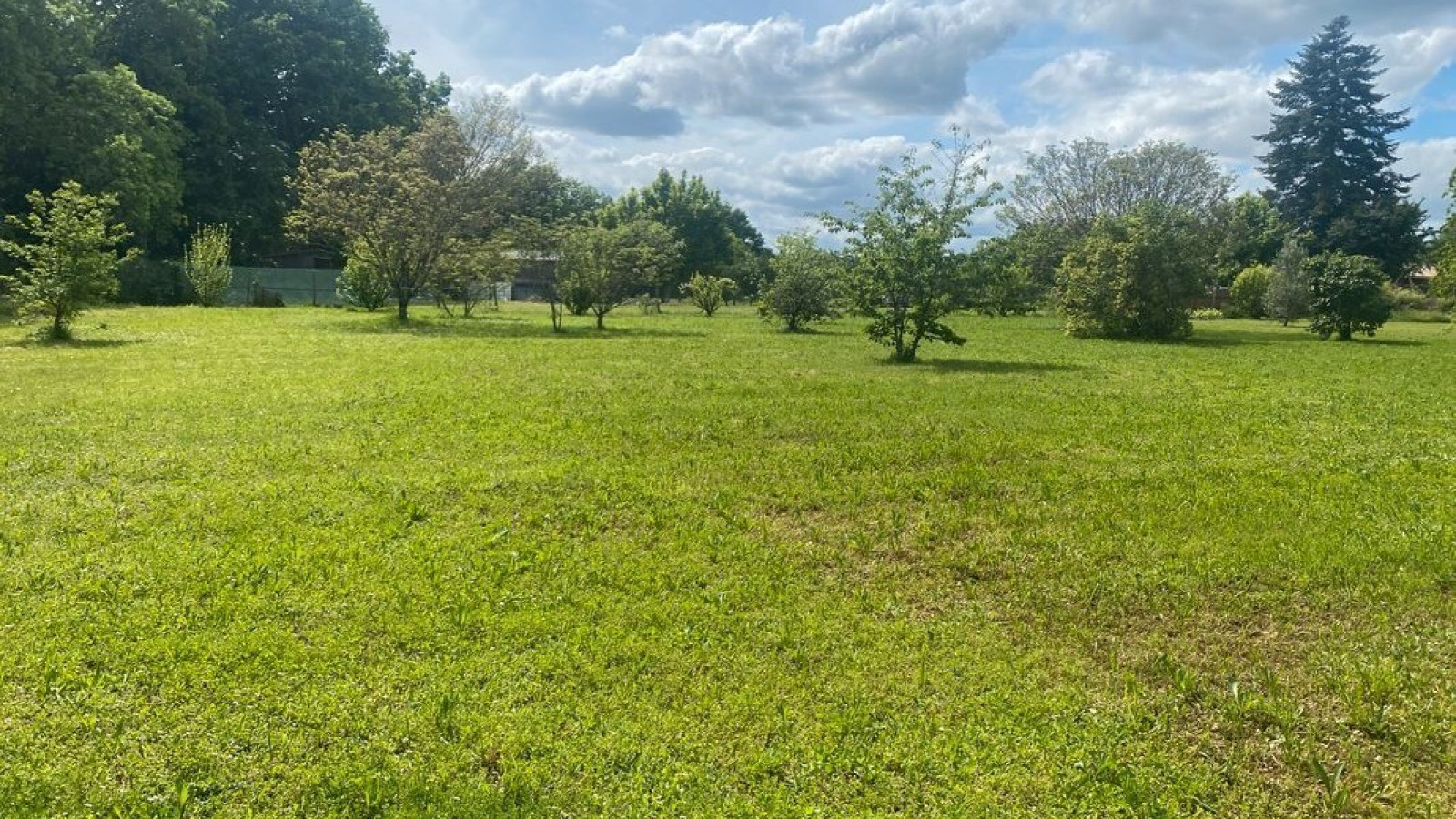 Terrain constructible de 1100m2 à Jau-Dignac-et-Loirac