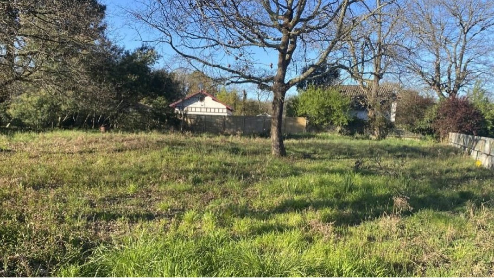 Terrain constructible de 1740m2 à Anglade