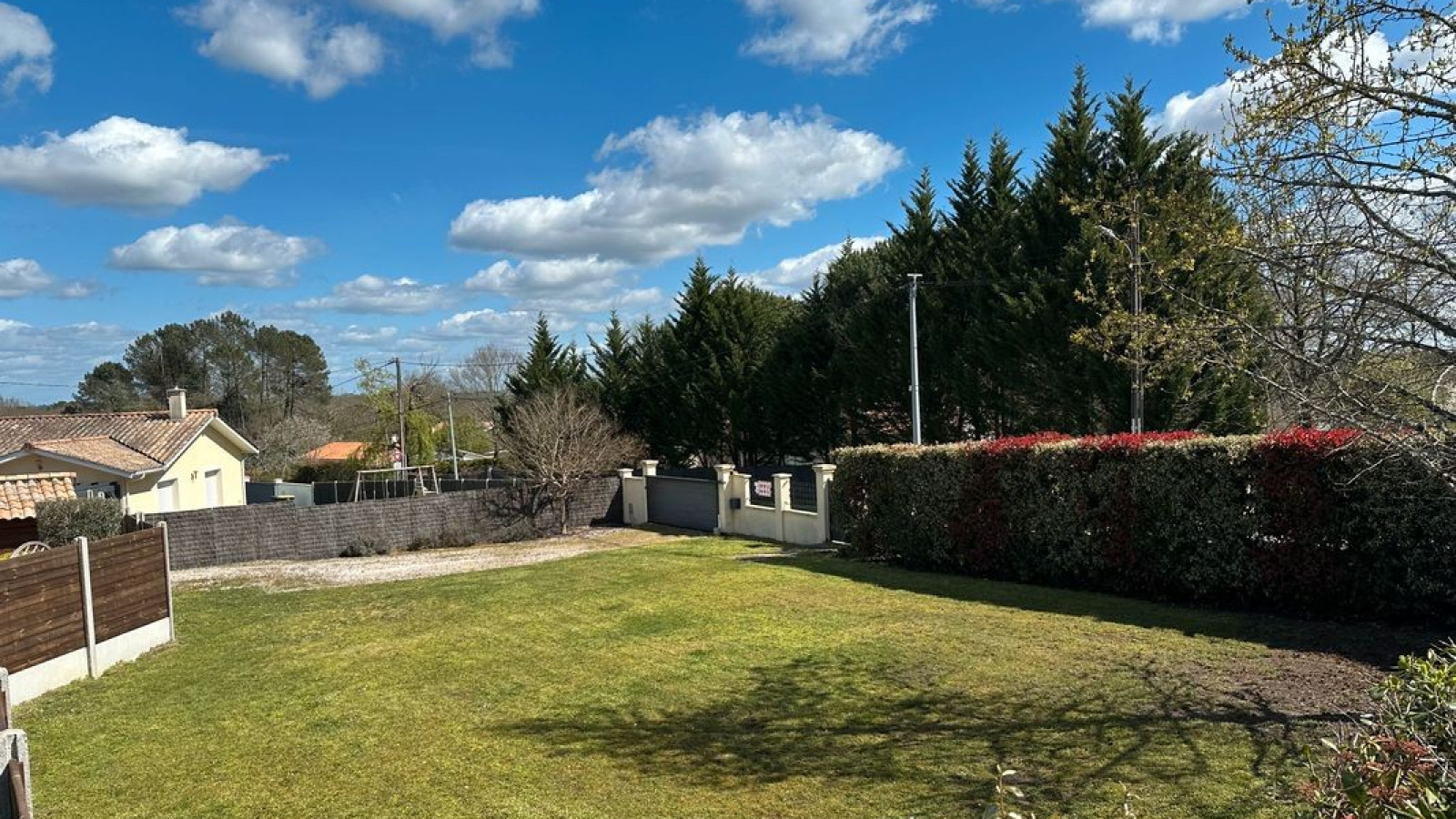 Terrain constructible de 1350m2 à Louchats