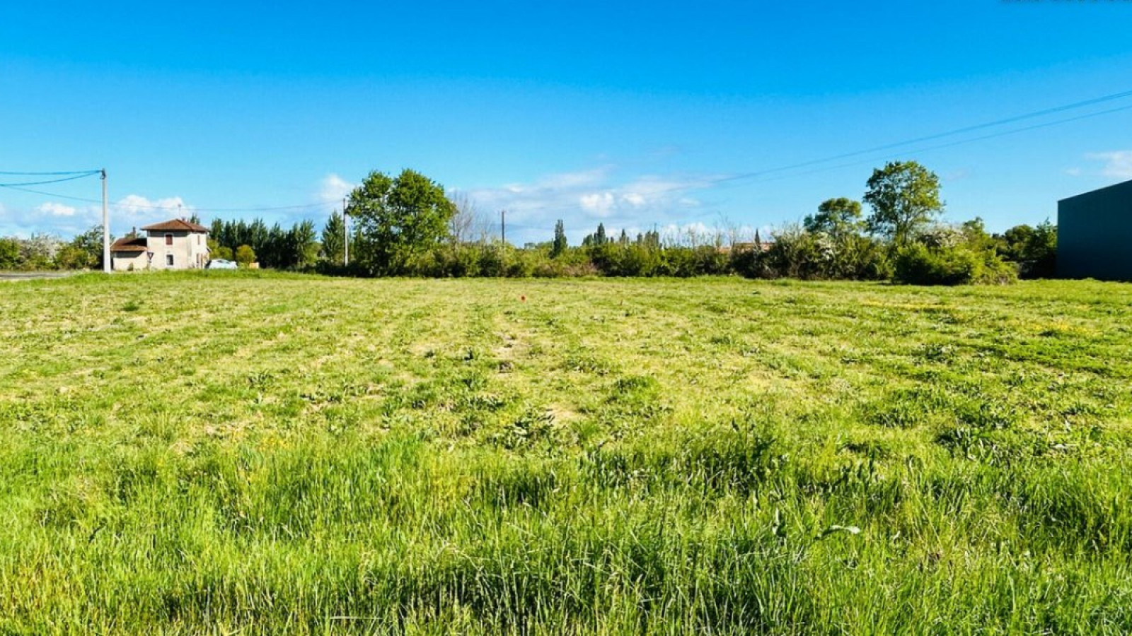 Terrain constructible de 736m2 à Tizac-de-Lapouyade