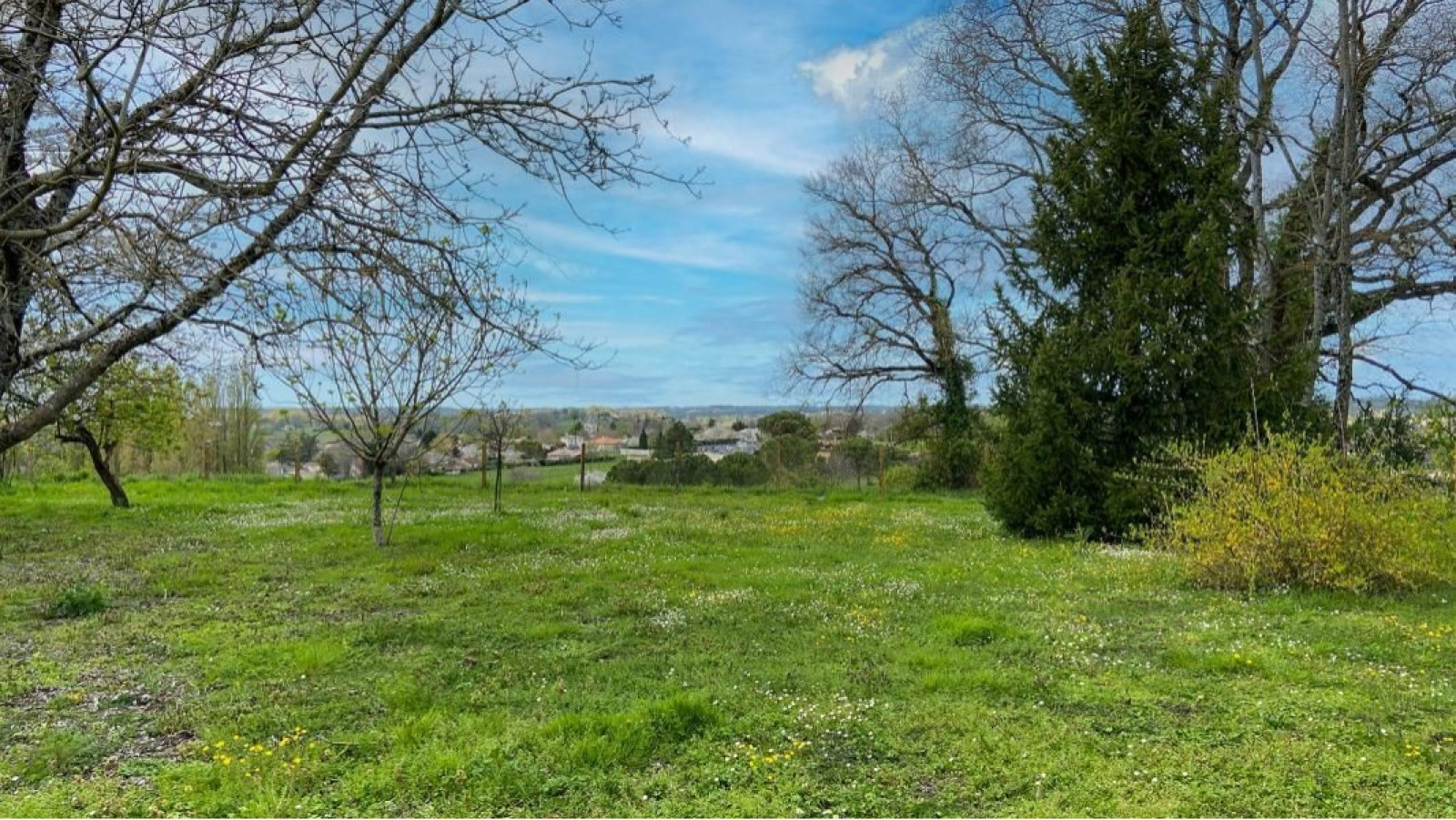 Terrain constructible de 1000m2 à Sendets