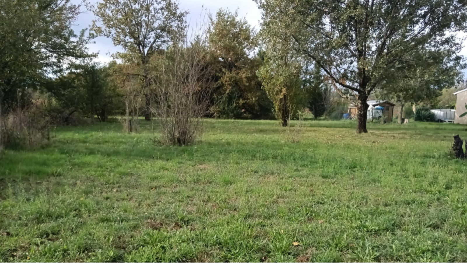 Terrain constructible de 4305m2 à Chamadelle