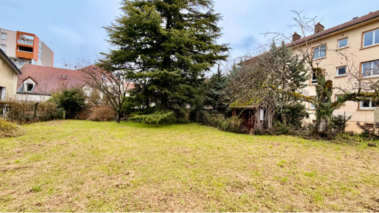 Terrain constructible de 550m2 à Dijon
