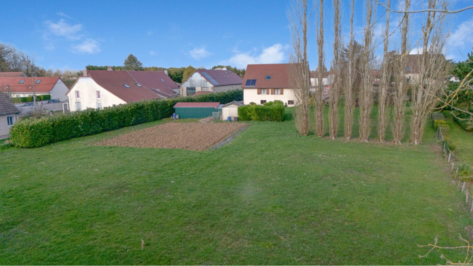 Terrain constructible de 381m2 à Varanges