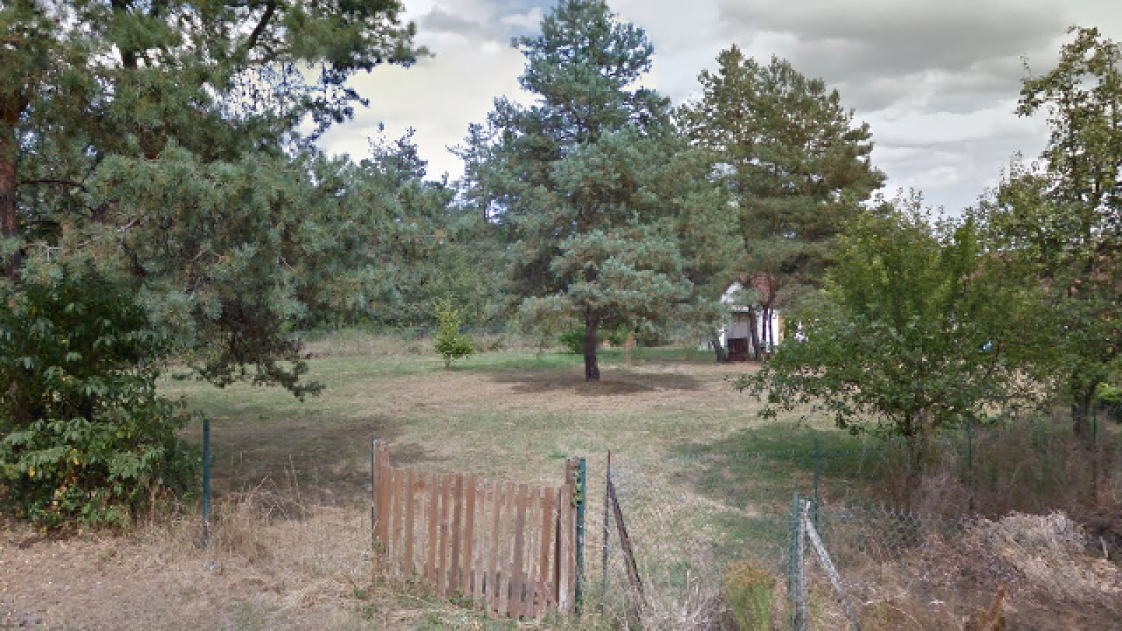 Terrain constructible de 1250m2 à Ladon