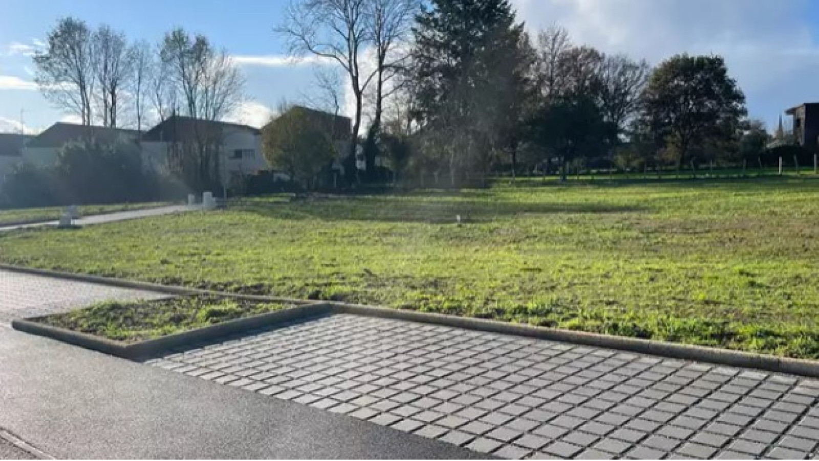 Terrain constructible de 360m2 à Marzan