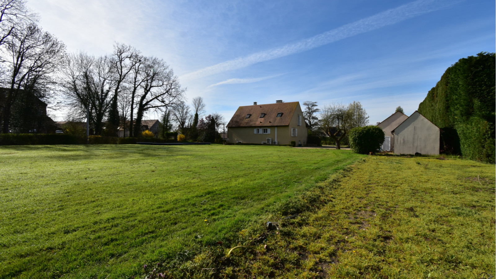 Terrain constructible de 830m2 à Ruffey-lès-Beaune