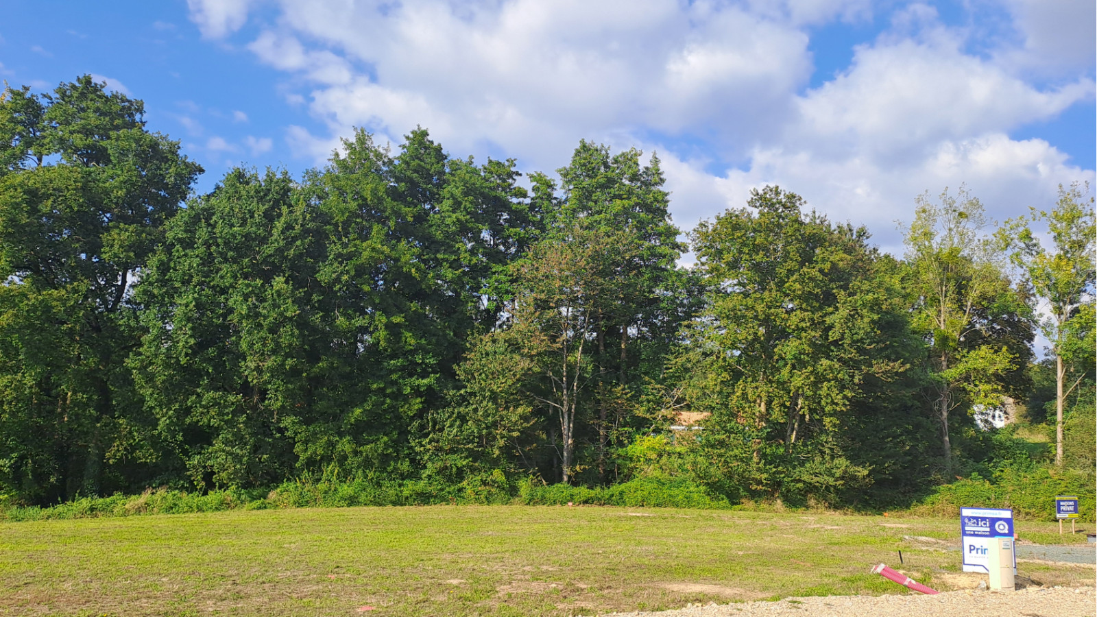 Terrain constructible de 319m2 à Apremont