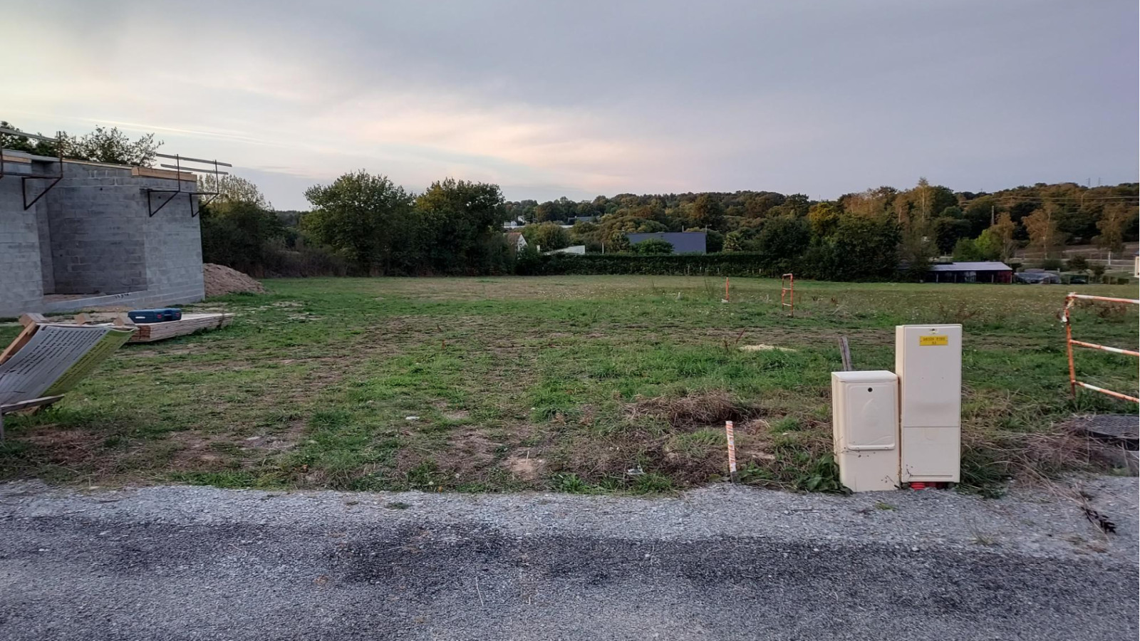 Terrain constructible de 313m2 à Dourdain