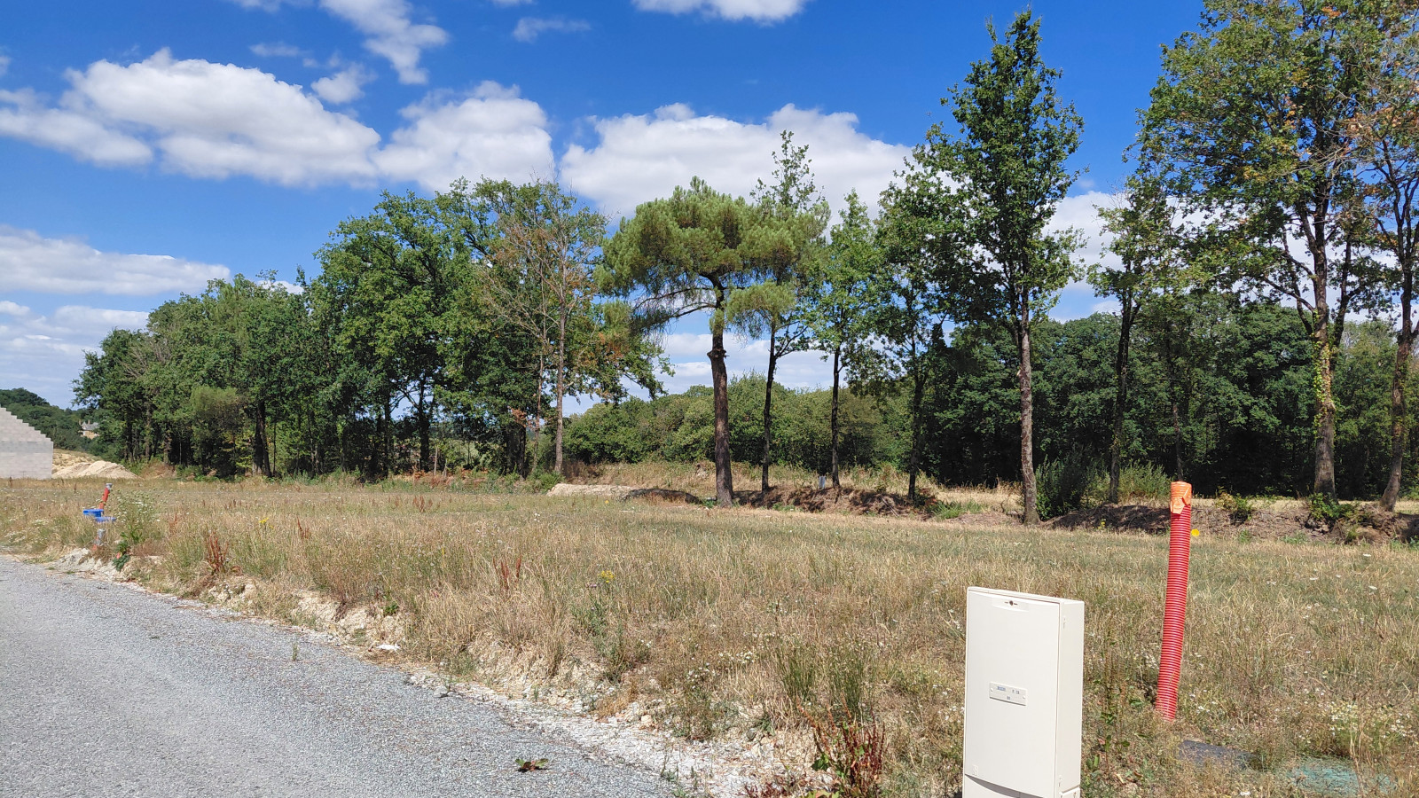 Terrain constructible de 335m2 à Montreuil-sous-Pérouse