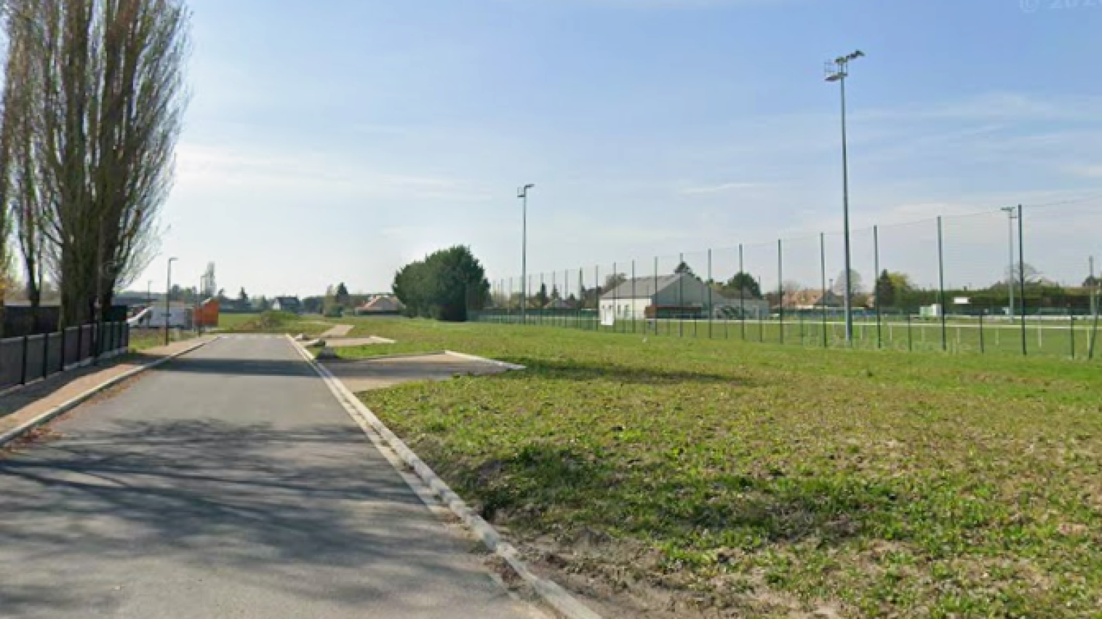 Terrain constructible de 658m2 à Saint-Lyé-la-Forêt