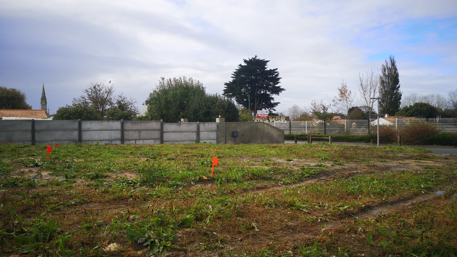 Terrain constructible de 451m2 à Brem-sur-Mer