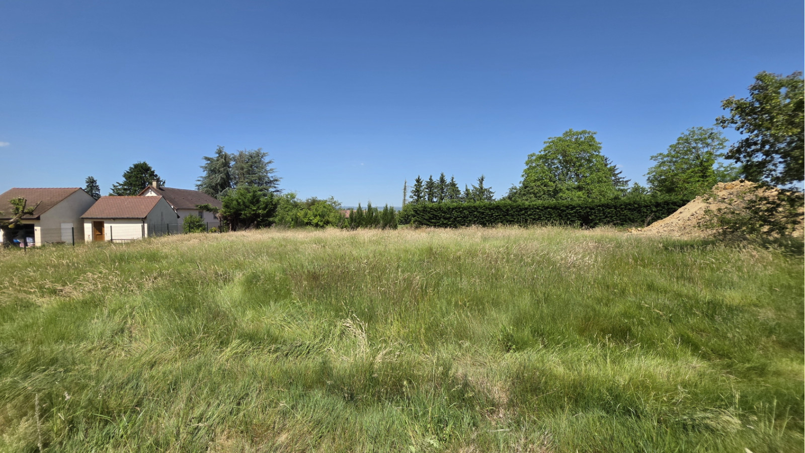 Terrain constructible de 830m2 à Ruffey-lès-Beaune