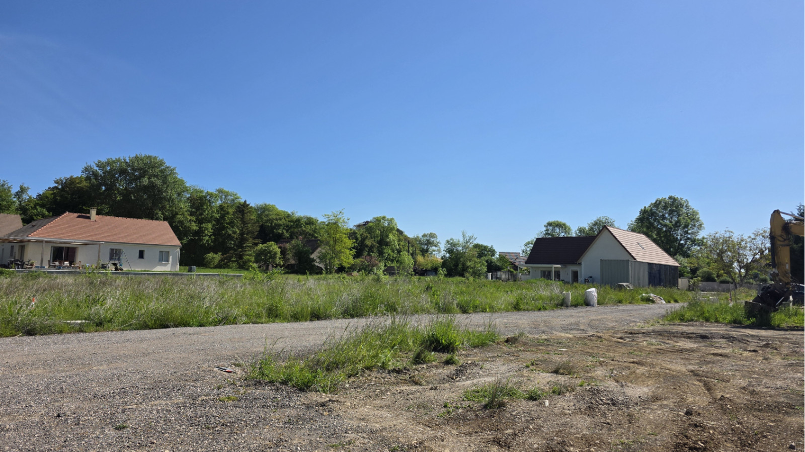Terrain constructible de 911m2 à Broindon