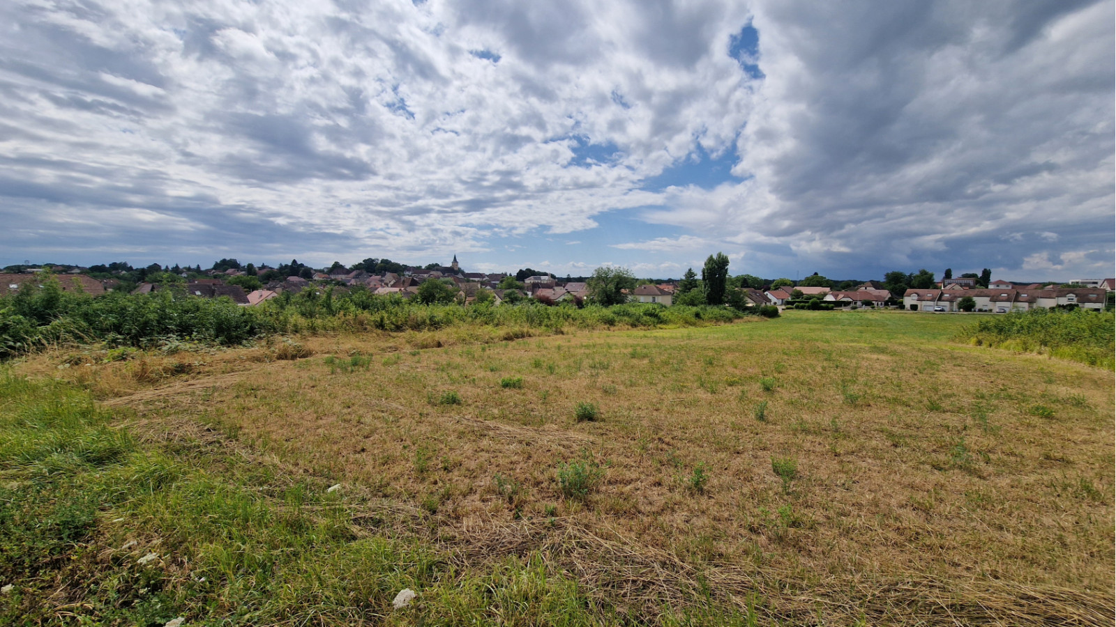 Terrain constructible de 612m2 à Champvans