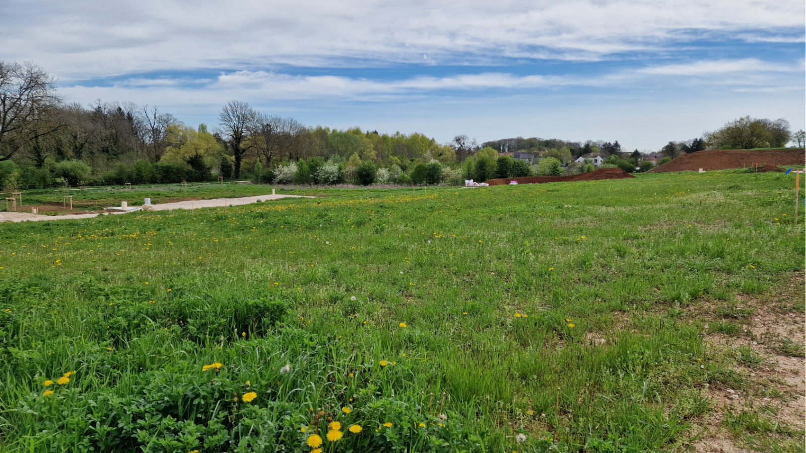 Terrain constructible de 658m2 à Bretigny