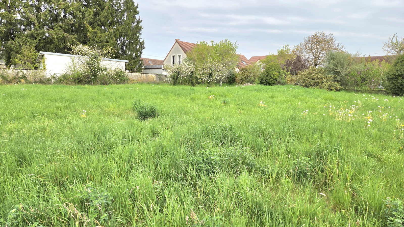 Terrain constructible de 815m2 à Saulon-la-Rue