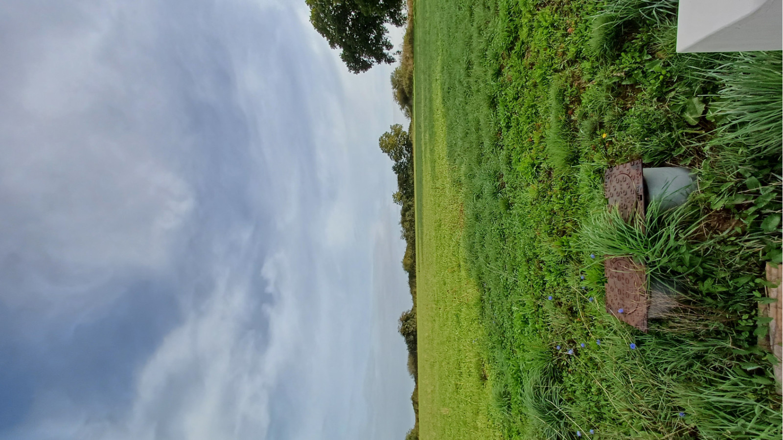 Terrain constructible de 300m2 à Les Touches