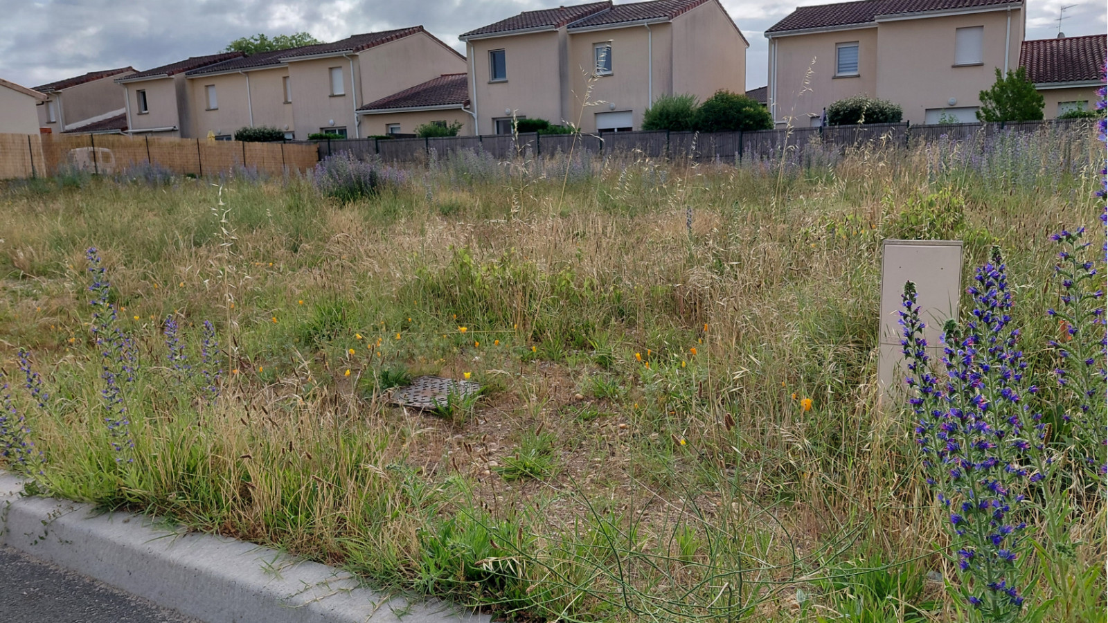 Terrain constructible de 404m2 à Les Billaux