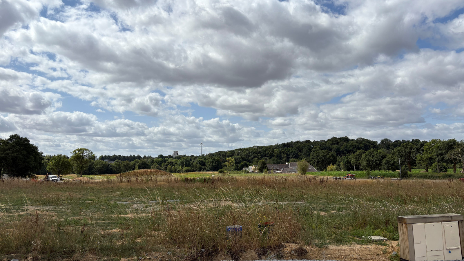 Terrain constructible de 337m2 à Maen Roch