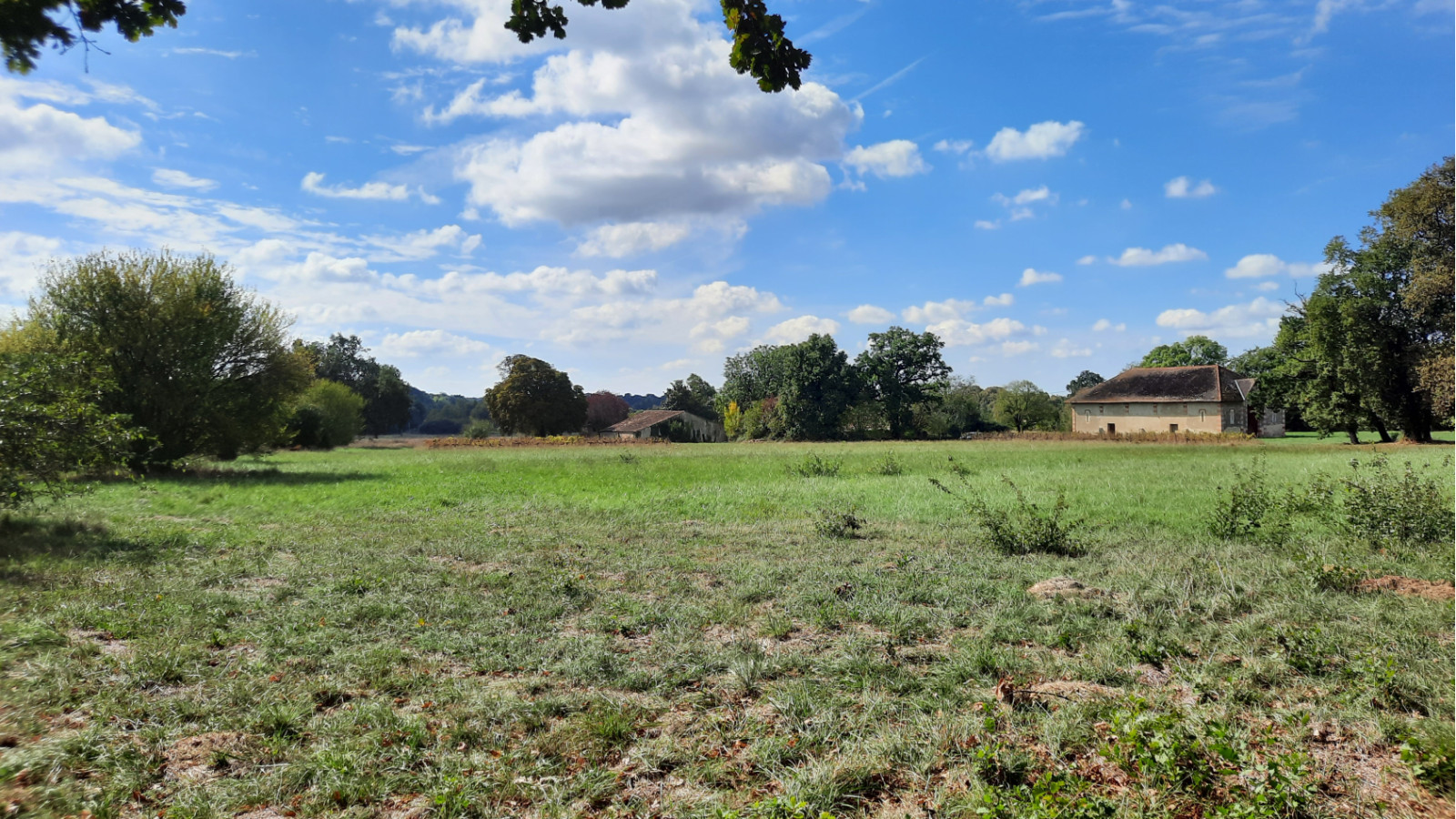 Terrain constructible de 408m2 à Preignac