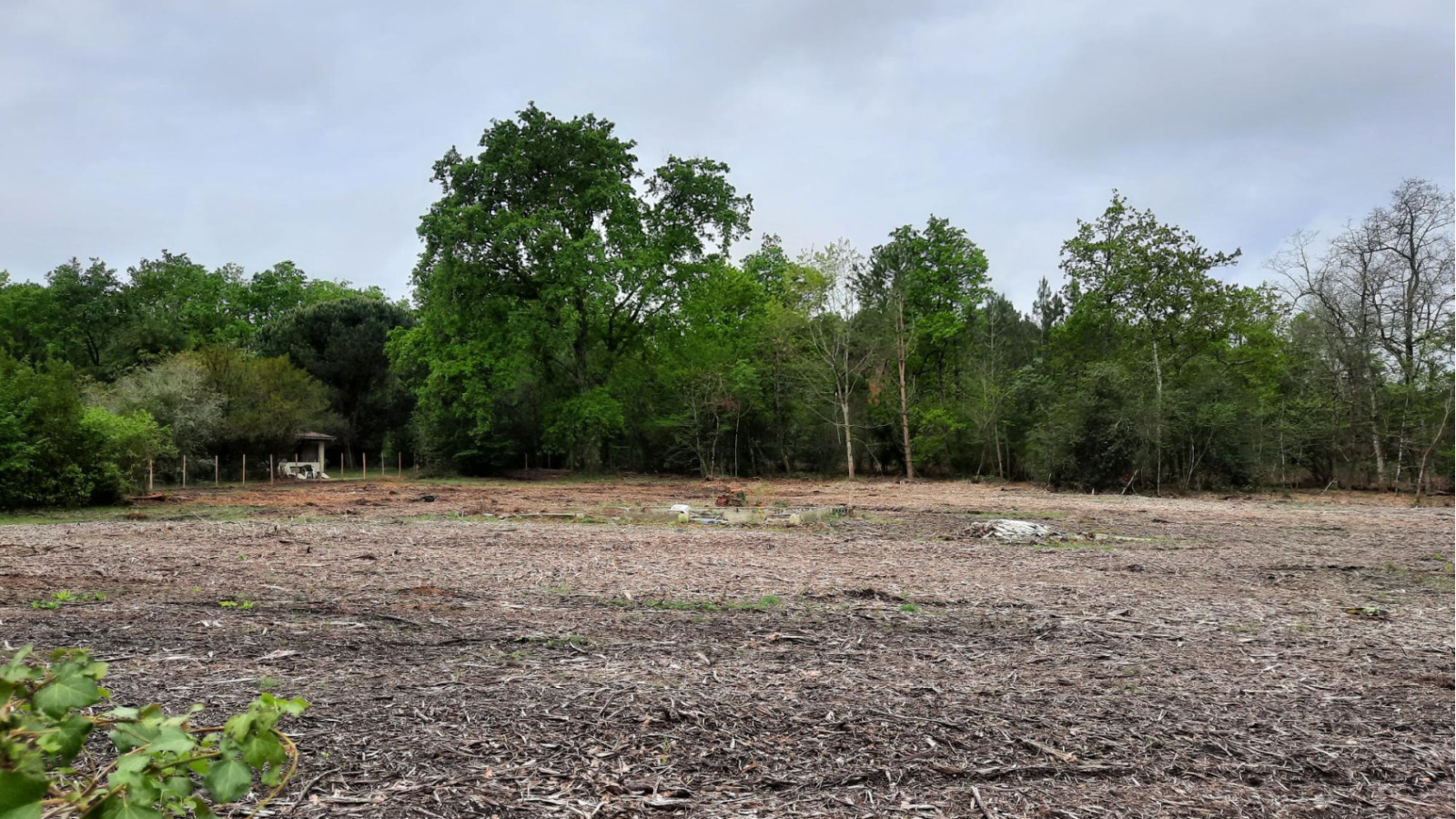 Terrain constructible de 740m2 à Le Pout