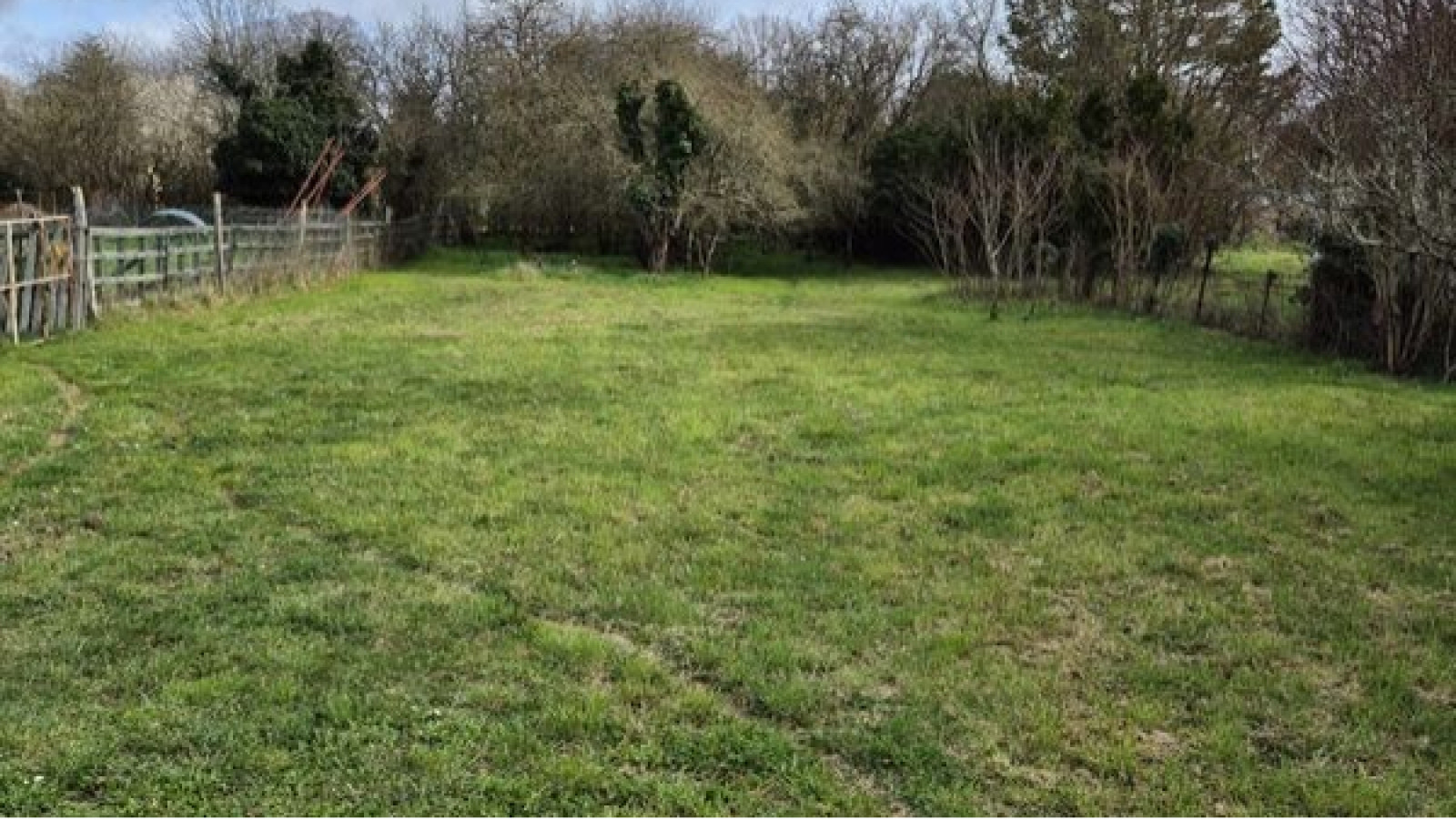 Terrain constructible de 884m2 à Bourg